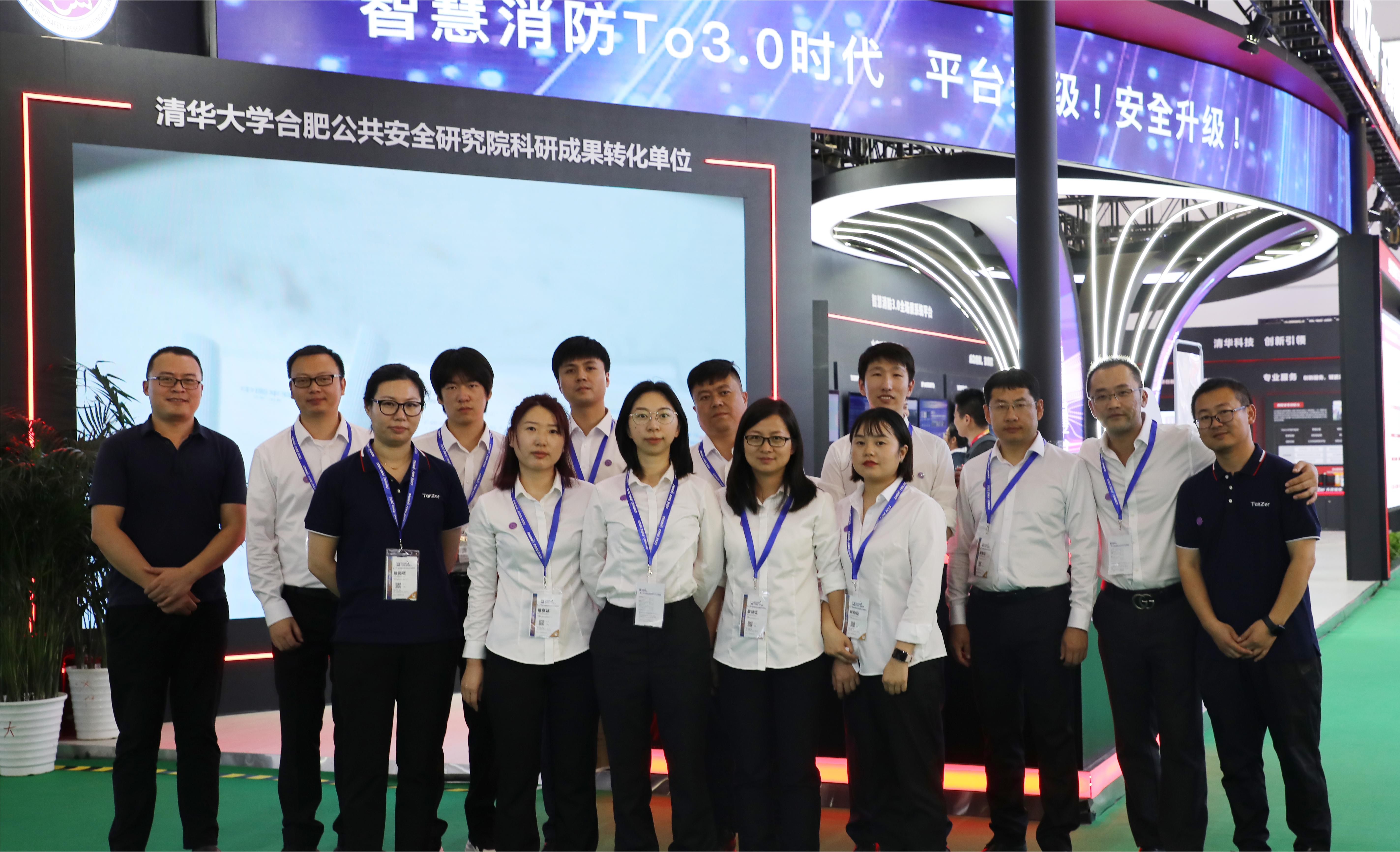 1697536258878978.jpg 合影.jpg
