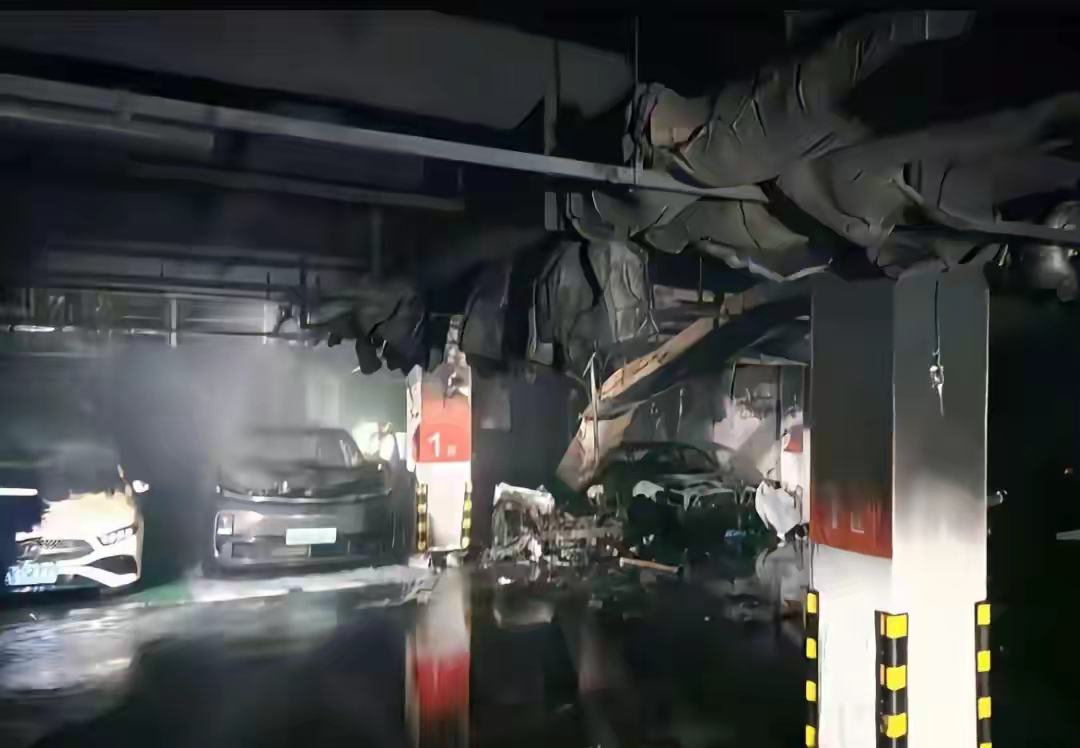 一地下车库突发火灾