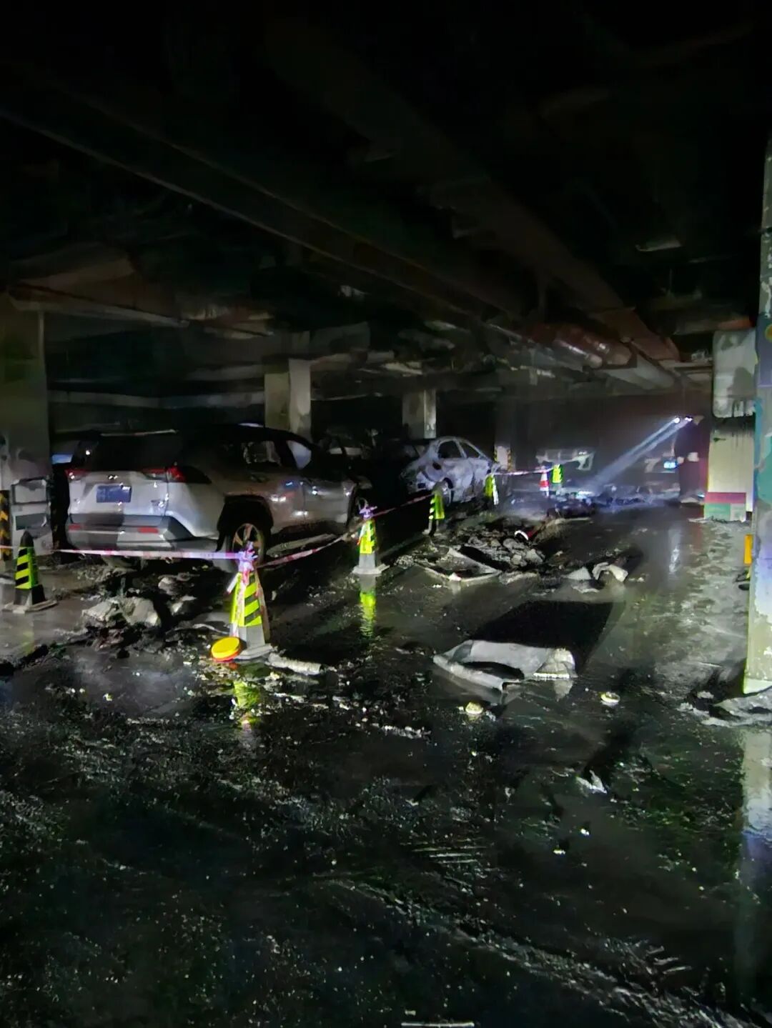 一地下车库突发火灾