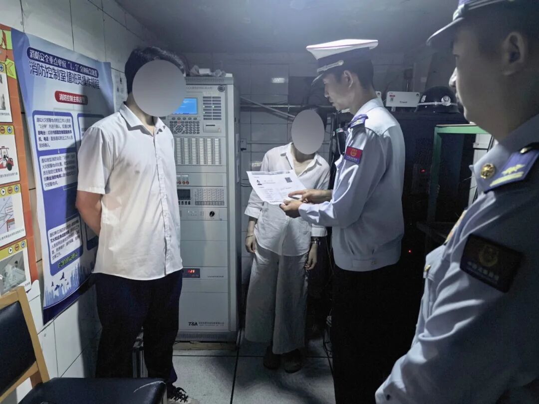 消防行政执法人员进行检查