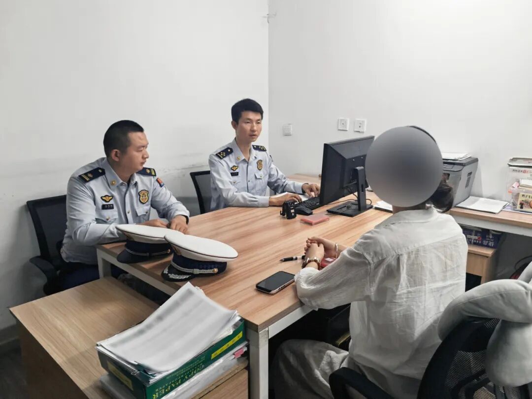 消防行政执法人员与相关负责人核实情况